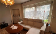 Wohnzimmer mit Sofa und Tisch