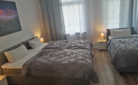 Schlafzimmer mit 3 Betten, jeweils mit Nachttisch